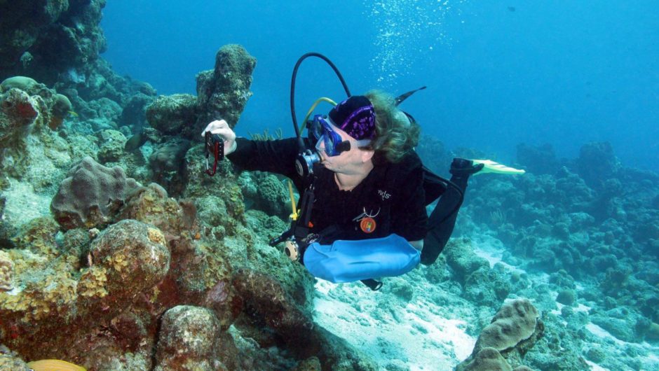 Scubadiving with a waterproof cast cover