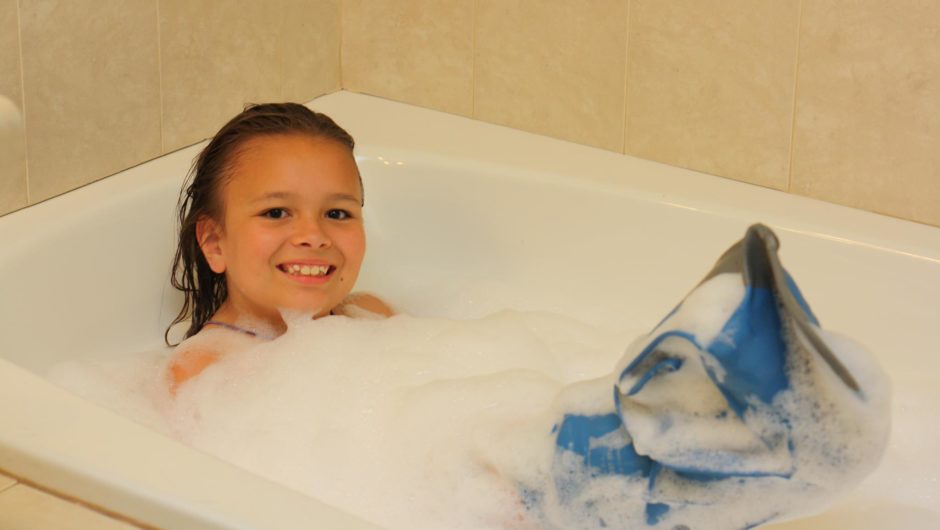 Bathe with a cast