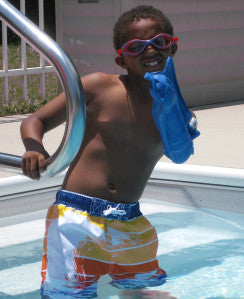 Swimming at the pool with a broken arm