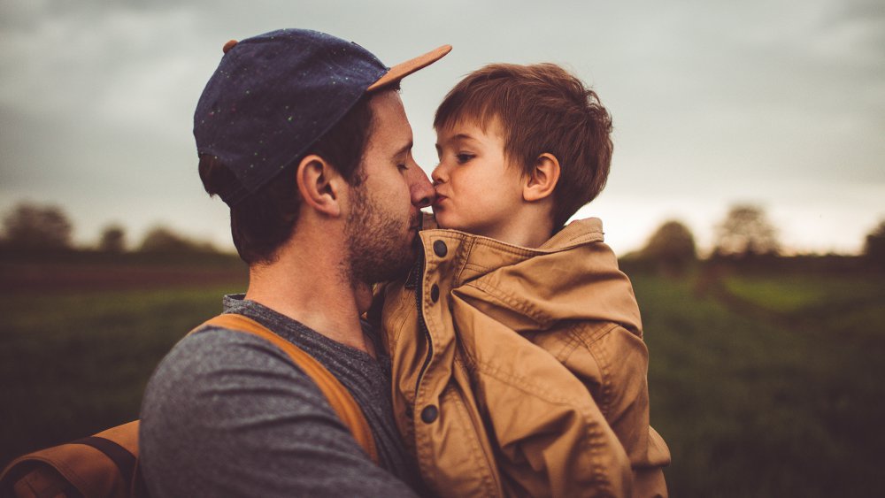 How to deal with your child's cast? broken arm father and son